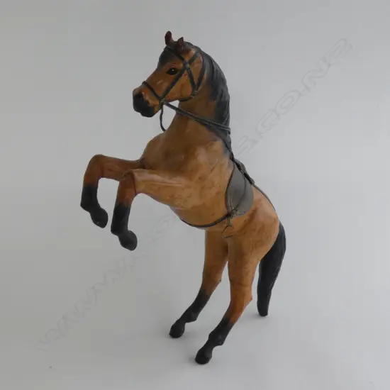LEATHER HORSE FIGURINE L 410MM - (1 METAL STIRRUP MISSING) 
