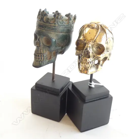 BRONZE + BRASS SKULLS ON STANDS H.160mm