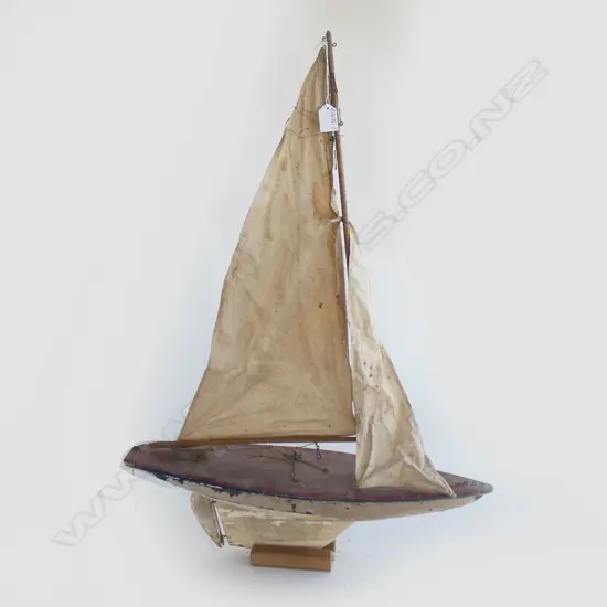 ANTIQUE POND YACHT been through a storm. L.535mm