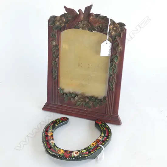 PAINTED HORSE SHOE - ARTIST ANN YOUNG + ARTS & CRAFTS PHOTO FRAME W DOVES (180 X 260MM)