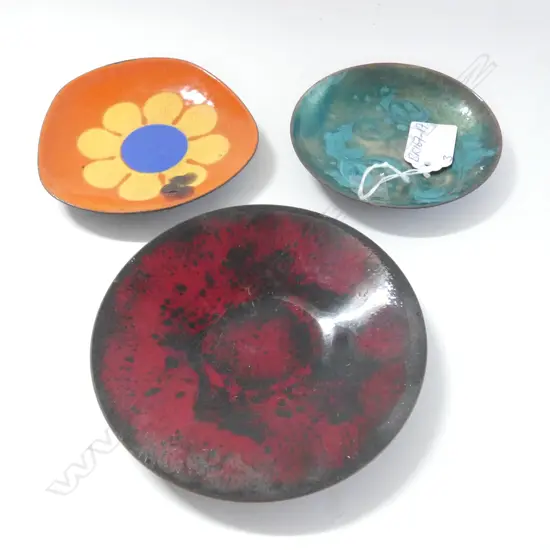 3 VINTAGE ENAMELED DISHES. LGEST Dia. 130mm