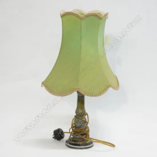 SM WADE POTTERY BASE TABLE LAMP W SHADE H. 460
