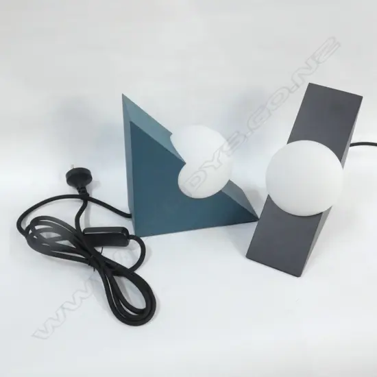 PR MODERN MILLIGRAM FORM TRIANGLE LAMPS;1 X BLACK / 1 X GREEN 180 X 100 X 180MM...