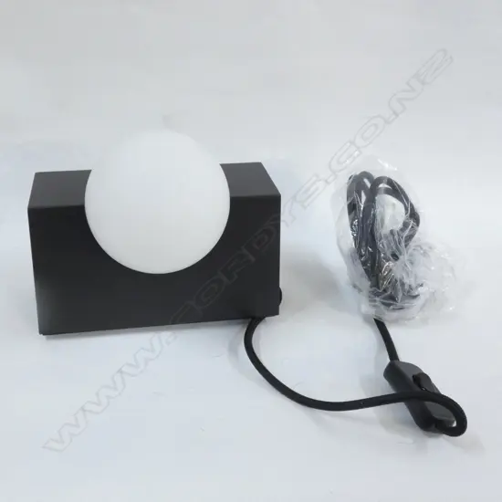 PR MODERN MILLIGRAM FORM RECTANGULAR TABLE LAMPS - 1 X GREEN 1 X BLACK 180 X 125 X 150MM...