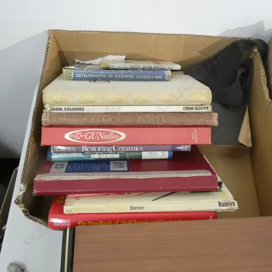 BOX OLD ILLUSTRATED REFERENCE BOOKS INCL DOLLS / GUNS ETC..