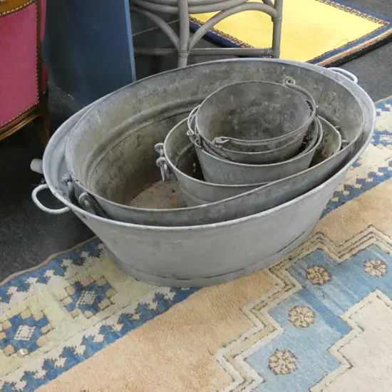 2 VINTAGE GALVANISED IRON BATHS (LARGEST L1000MM) + 4 LG BUCKETS