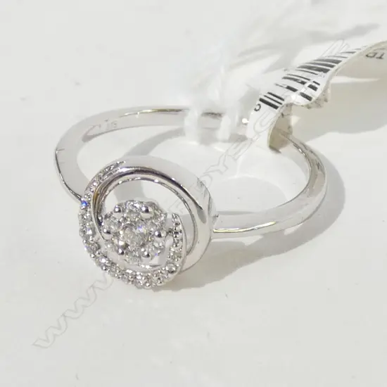 9CT GOLD AND DIAMOND TWIST RING