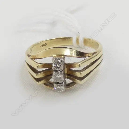 14CT YELLOW GOLD 3 DIAMOND (4.5GM) RING - STAMPED 585 / 