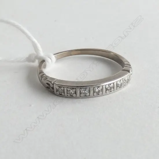 9CT + PLATINUM DIAMOND RING 2.7gms