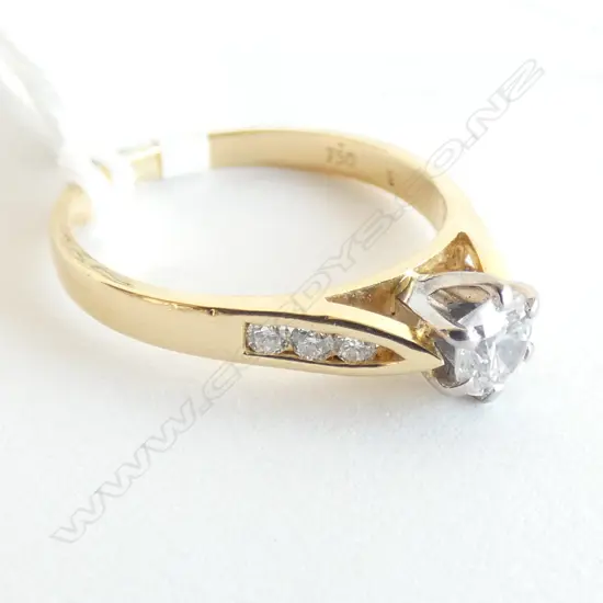 18CT YG SOLITAIRE RING 1 X 36PT DIAM, 6 X 2.5PT DIAM, 3.0G
