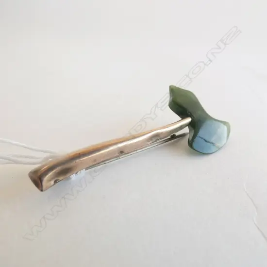 VINTAGE GREENSTONE & 9CT AXE BROOCH