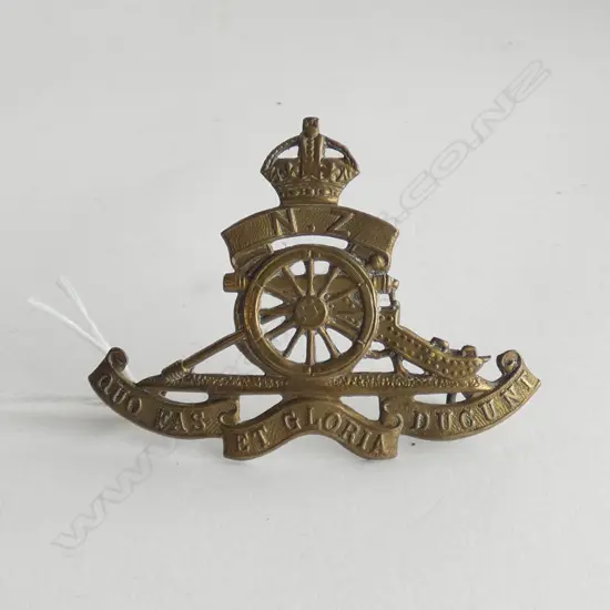 NZ MILITARY HAT BADGE... 