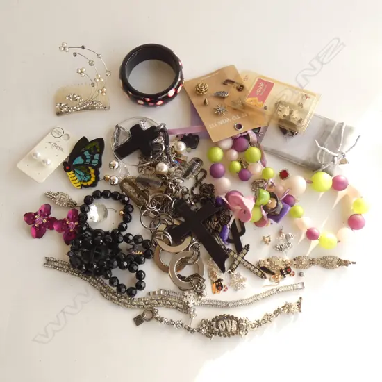 A SELECTION OF COSTUME JEWELS INCL TRELISE COOPER NECKLACE & BANGLE