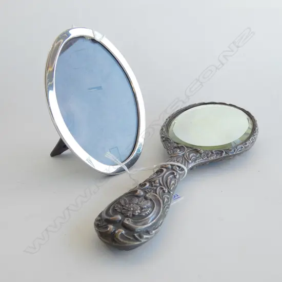 STG SILVER PHOTO FRAME (120 X 88MM + VICTORIAN HAND MIRROR L 255MM