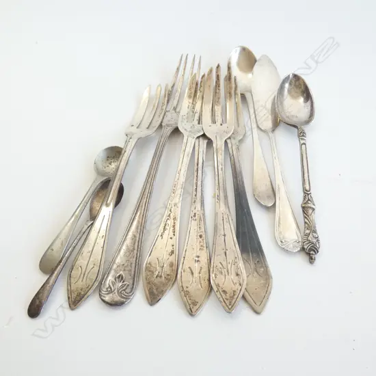 ASSORTED SILVER AND SILVER PLATE TSPS/CAKE FORKS ETC