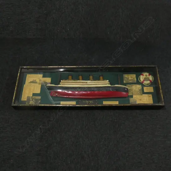 TITANIC REPRO MODEL IN GLASS CASE