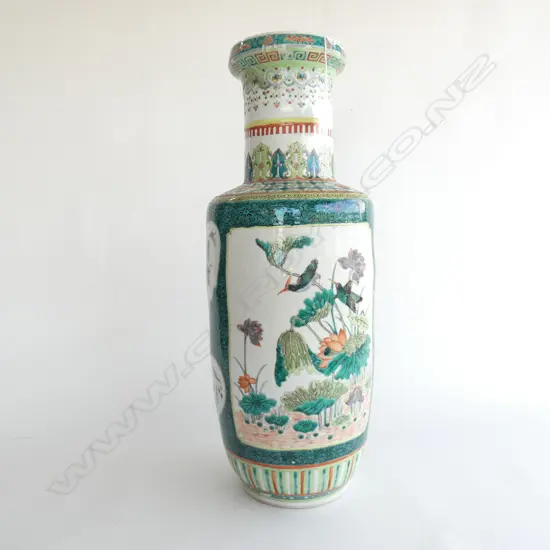 MID-19TH CENTURY CHINESE FAMILLE VERTE VASE (DAMAGE TO TOP OF NECK RIM). H. 600mm. 