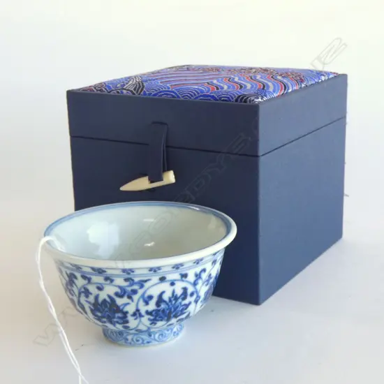 BLUE AND WHITE CHINESE BOWL IN FITTED BOX, MING MARK, BUT LATER.
