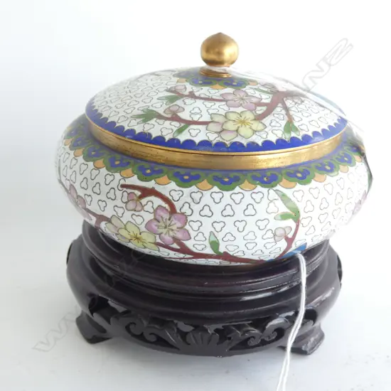 LIDDED CLOISONNÉ BOWL - WHITE BACKGROUND /BLUE BIRD & BLOSSOMS (DIA 130MM) - WITH WOODEN STAND