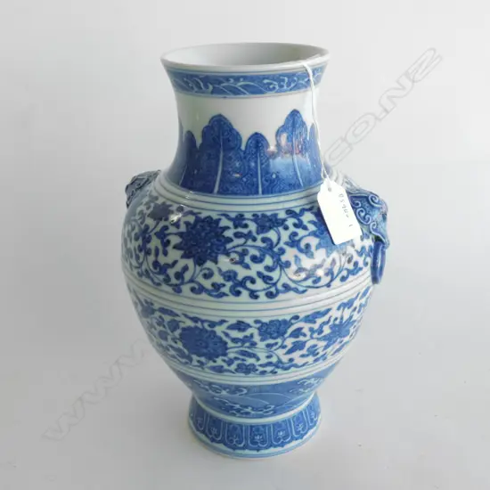 FINE QUALITY 20TH CENTURY CHINESE VASE, QIANLONG MARK. H. 260mm