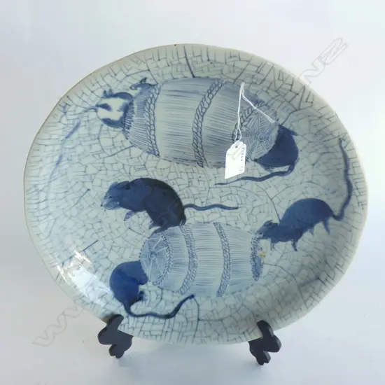 19TH CENTURY JAPANESE CHARGER WITH RATS PLAYING AMONGST STRAW BARRELS (HAIRLINE). DIA. 320mm