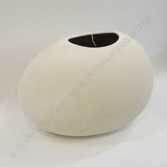 LARGE CONTEMPORARY WHITE VASE H.240mm