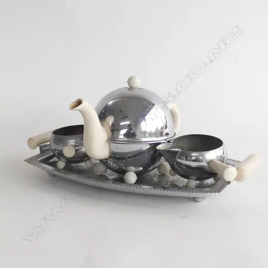RETRO ENGLISH EVERHOT 4 PCE CHROME TEA SET; TRAY / TEAPOT / SUGAR BOWL & MILK JUG 