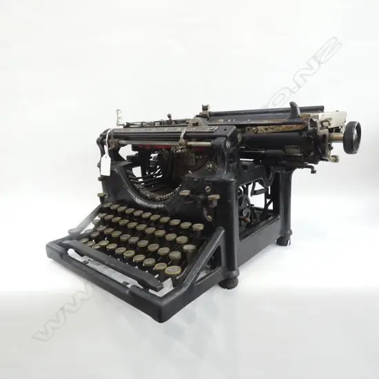 VINTAGE 'UNDERWOOD' TYPEWRITER