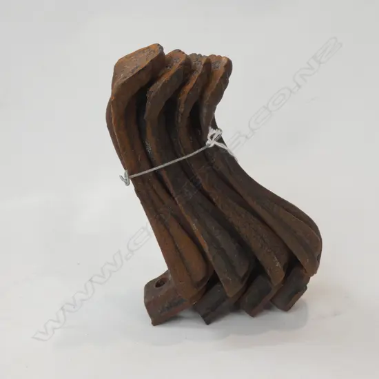 FOUR OLD CAST IRON FEET H. 170MM