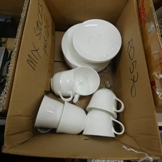 SM BOX ROYAL DOULTON WHITE TRIOS 