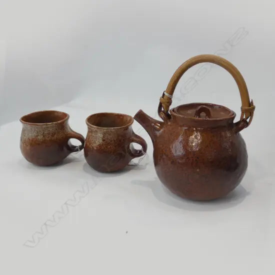 WENDY MASTERS NZ PINCHED TEAPOT & 2 MUGS RED/BROWN GLAZE