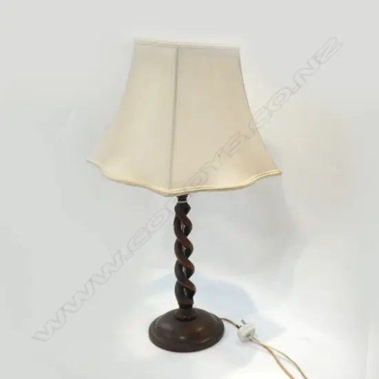 WOODEN BARLEY TWIST BASE TABLE LAMP & SHADE H. 635MM