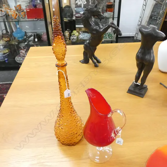 AMBER BUBBLE GLASS GENIE BOTTLE W STOPPER (H 545MM)& LG RED GLASS FOOTED GLASS JUG (H 310MM)