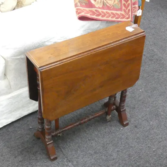 SMALL WALNUT GATE LEG TABLE BY JAMES SHOOLBRED & Co. LONDON H.560mm