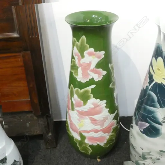 FLOOR STANDING GREEN CHINESE CERAMIC PORCELAIN VASE W. FLOWERS H. 920MM