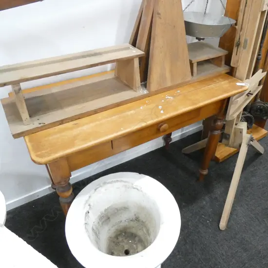 COLONIAL STYLE OCCASIONAL TABLE...