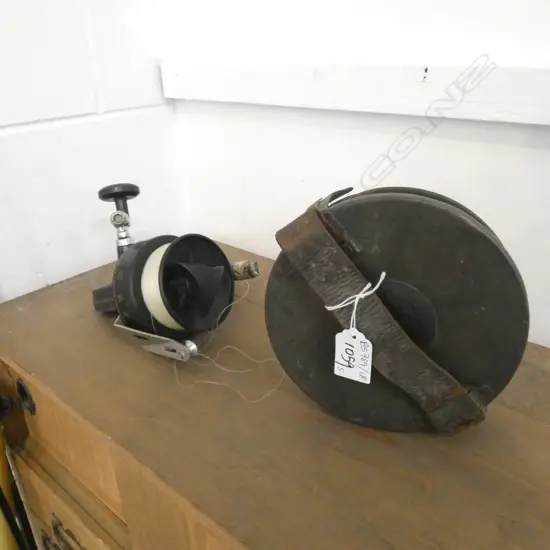 2 VINTAGE FLY FISHING RODS + 2 REELS & SPEAR GUN 