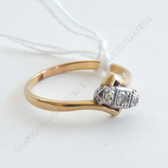 ESTATE 18CT GOLD AND DIAMOND TWIST RING (CRACKED DIAMOND)