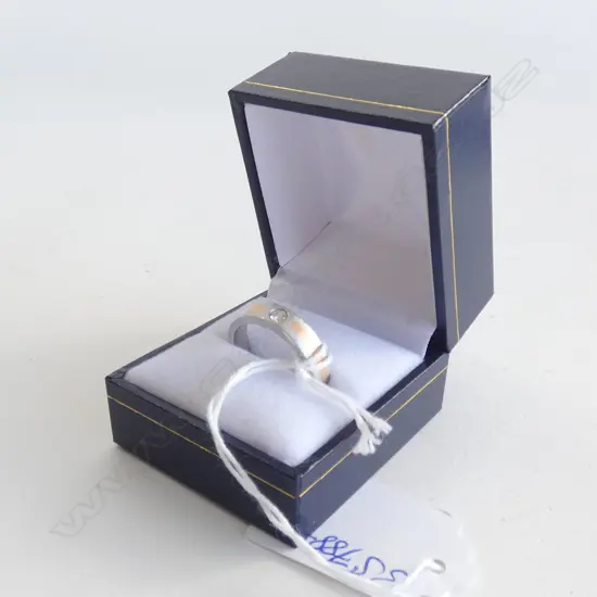 PLATINUM & 18CT DIAMOND SOLITAIRE BAND 8.64gms