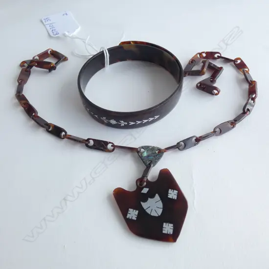 2 PCES TORTOISHELL JEWELLERY; BRACELET & NECKLACE