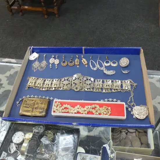 VINTAGE COSTUME JEWELLERY INCL. EARRINGS, BROOCHES ETC