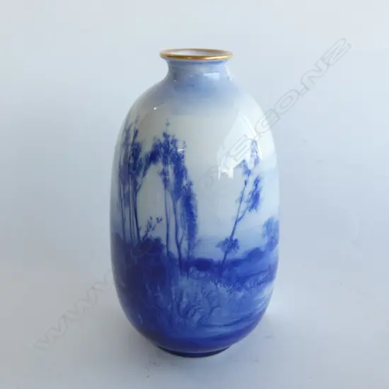 VINTAGE WINTON BLUE & WHITE VASE SIGNED 'T HOLMES' H. 155MM