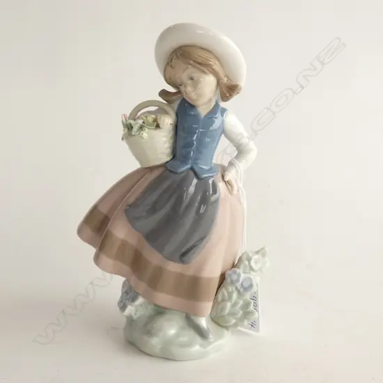 LLADRO GIRL w. FLOWERS H.165mm