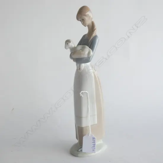 LLADRO GIRL w. LAMB H.270mm