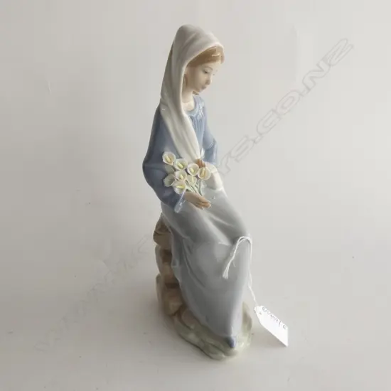 LLADRO SEATED LADY w. LILLIES H.230mm ONE FLOWER A/F