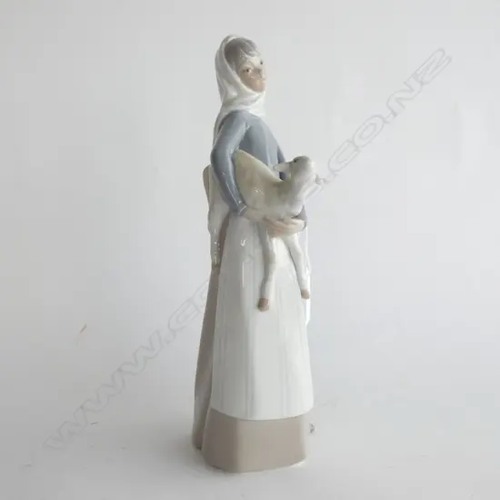 LLADRO LADY w. LAMB H.270mm