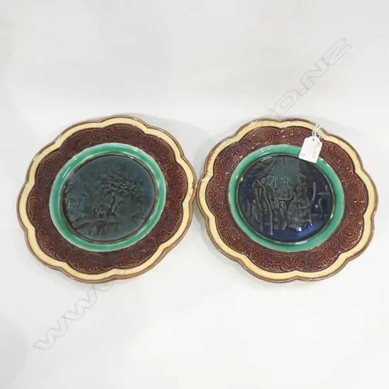 2 WEDGWOOD PLATES DIA 230MM