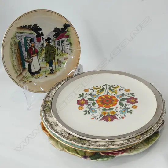 ASSORTMENT OF 5 LOVELY WALL PLATES