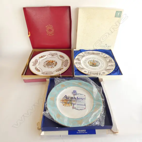 3 QUEENS 1977 SILVER JUBILEE COMMEMORATIVE PLATES; COALPORT / ANYSLEY & CAVERSWALL - IN BOXES WITH WEAR & TEAR