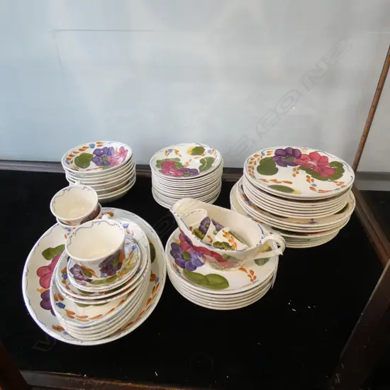 LARGE 'FLEURETTE' NZ PART DINNER SERVICE